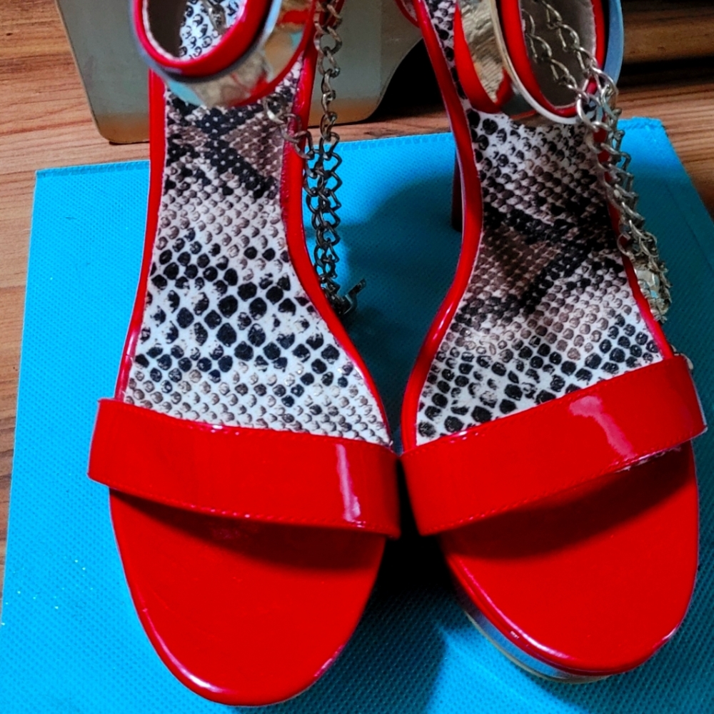 Sz 10 Red High Heels w. Gold skull accents